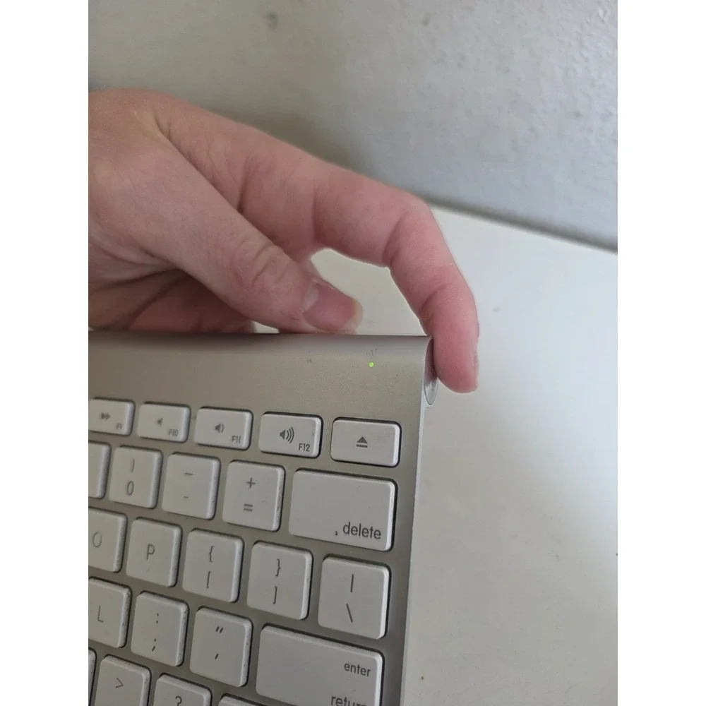 ORIGINAL GENUINE Apple A1314 Wireless Keyboard White Keys Aluminum Metal TESTED